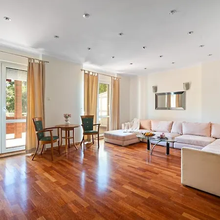 & Grill Family - No Parties Allowed * ורשה