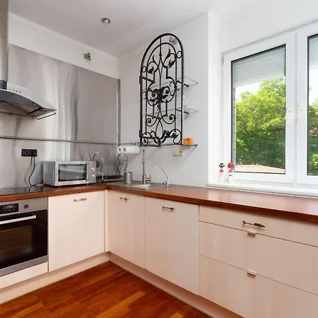 & Grill Family - No Parties Allowed فيلة *