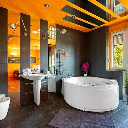 & Grill Family - No Parties Allowed * Varsovie